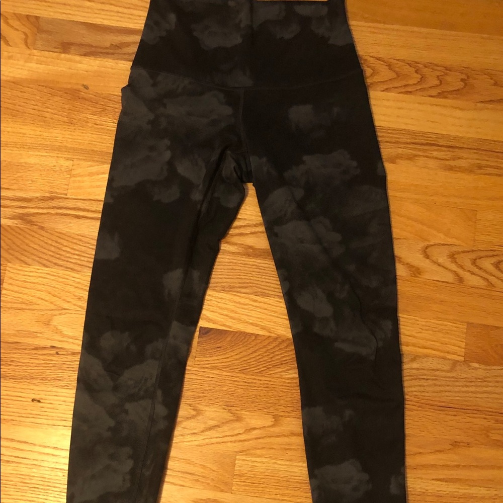 Lululemon Wunder Under Size 6- RARE Print